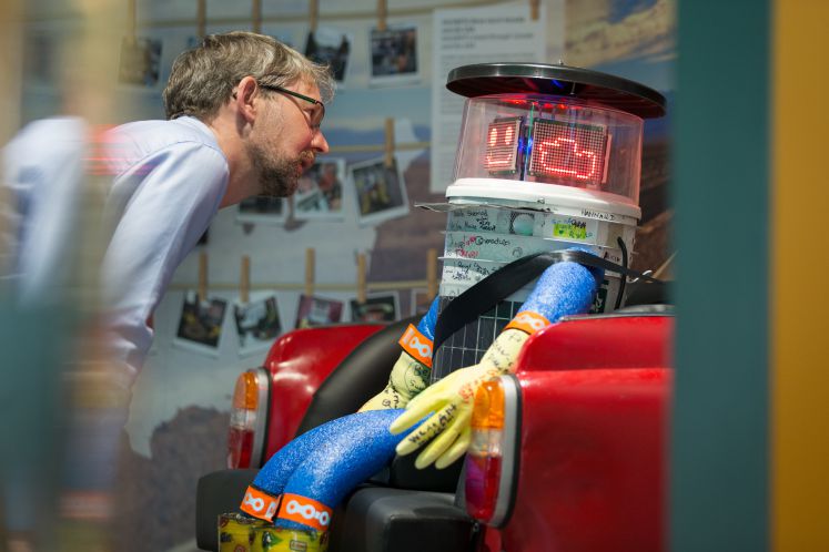 Mensch steht Roboter gegenüber