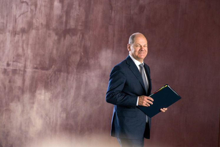  Olaf Scholz (SPD, r), Bundesfinanzminister, auf dem Weg zur Konferenz der Regierungschefinnen und Regierungschefs der Länder mit der Bundeskanzlerin und weiteren Vertretern der Bundesregierung im Bundeskanzleramt.