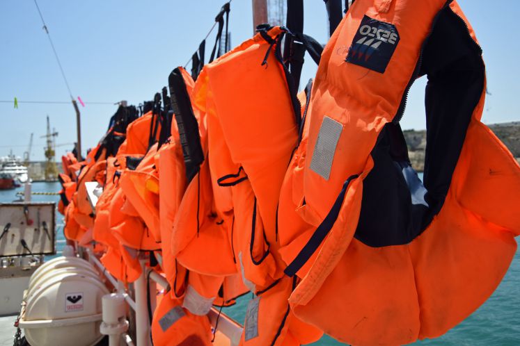 Frisch gereinigt - diese Rettungswesten erinnern an die vorerst letzte Mission des Seenotrettungsschiffes "Lifeline"