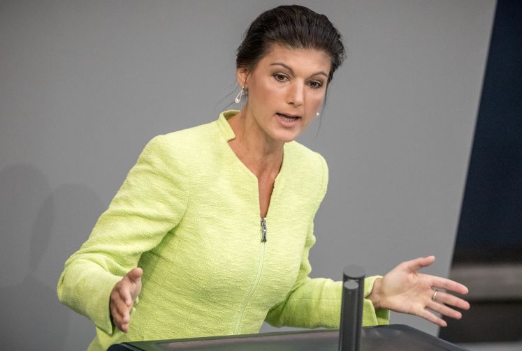 Sahra Wagenknecht, Fraktionsvorsitzende Die Linke, spicht im Deutschen Bundestag nach der Regierungserklärung zum kommenden Europäischen Rat und zum Nato-Gipfel. 