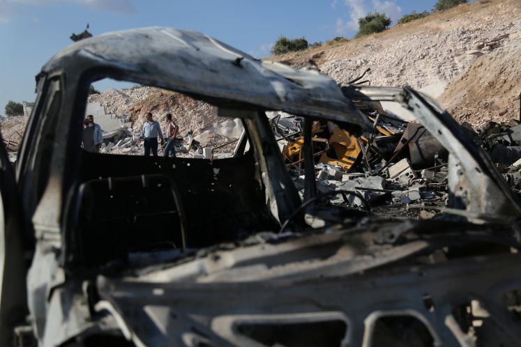 Einige Personen durchsuchen die Trümmer nach den Luftangriffen der syrischen Regierung. Die syrische Regierung hat zusammen mit ihrem Verbündeten Russland Menschenrechtlern zufolge die schwersten Luftangriffe auf die Rebellenprovinz Idlib seit einem Monat geflogen. Der südliche Teil der Provinz und auch der Norden der angrenzenden Region Hama seien von etwa 90 Bombardements erschüttert worden, berichtete die Syrische Beobachtungsstelle für Menschenrechte am 08.09.2018.