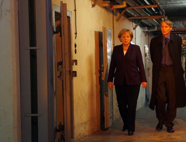Bundeskanzlerin Angela Merkel (CDU) besichtigt am Dienstag (05.05.2009) zusammen mit dem Leiter der Gedenkstätte, Hubertus Knabe, im ehemaligen Stasi-Gefängnis in Berlin-Hohenschönhausen den Zellentrakt "Das U-Boot". Die Regierungschefin informierte sich in der jetzigen Gedenkstätte über die ehemalige zentrale Untersuchungshaftanstalt des DDR-Staatssicherheitsdienstes und sprach mit ehemaligen Häftlingen.