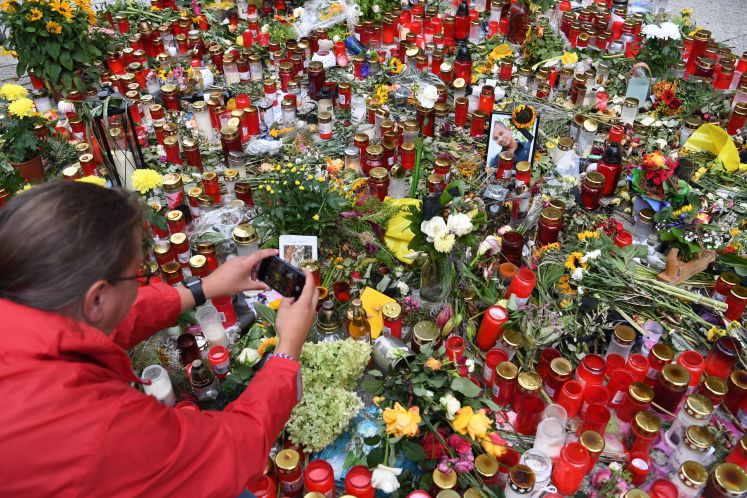 Der Ort, wo ein Mann mutmaßlich erstoch wurde, mit Kerzen und Blumen
