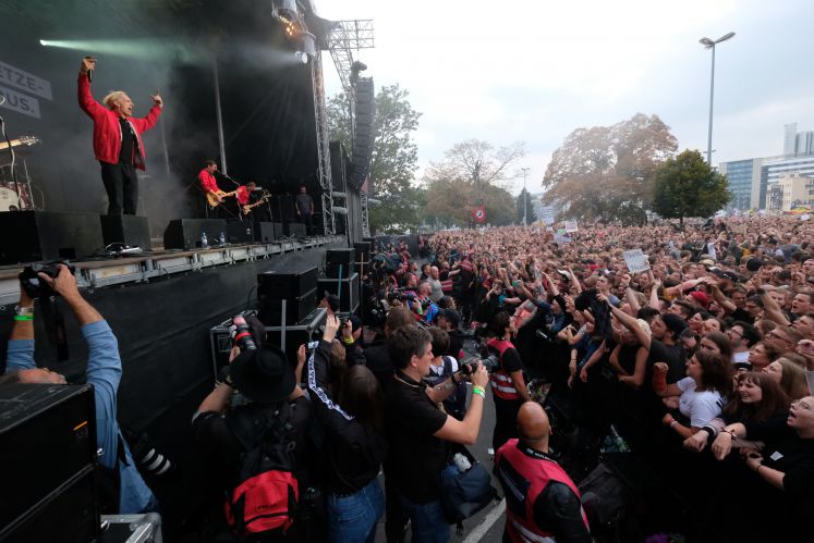 Sänger Felix Brummer der Rockband Kraftklub aus Chemnitz steht bei einem Konzert unter dem Motto «#wirsindmehr» auf dem Parkplatz vor der Johanniskirche auf der Bühne. 