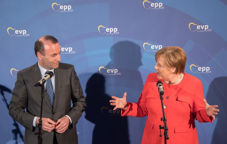 Manfred Weber, EVP-Fraktionschef, und Angela Merkel, deutsche Bundeskanzlerin, geben nach der Ankunft Merkels ein Statement vor den Pressevertretern.
