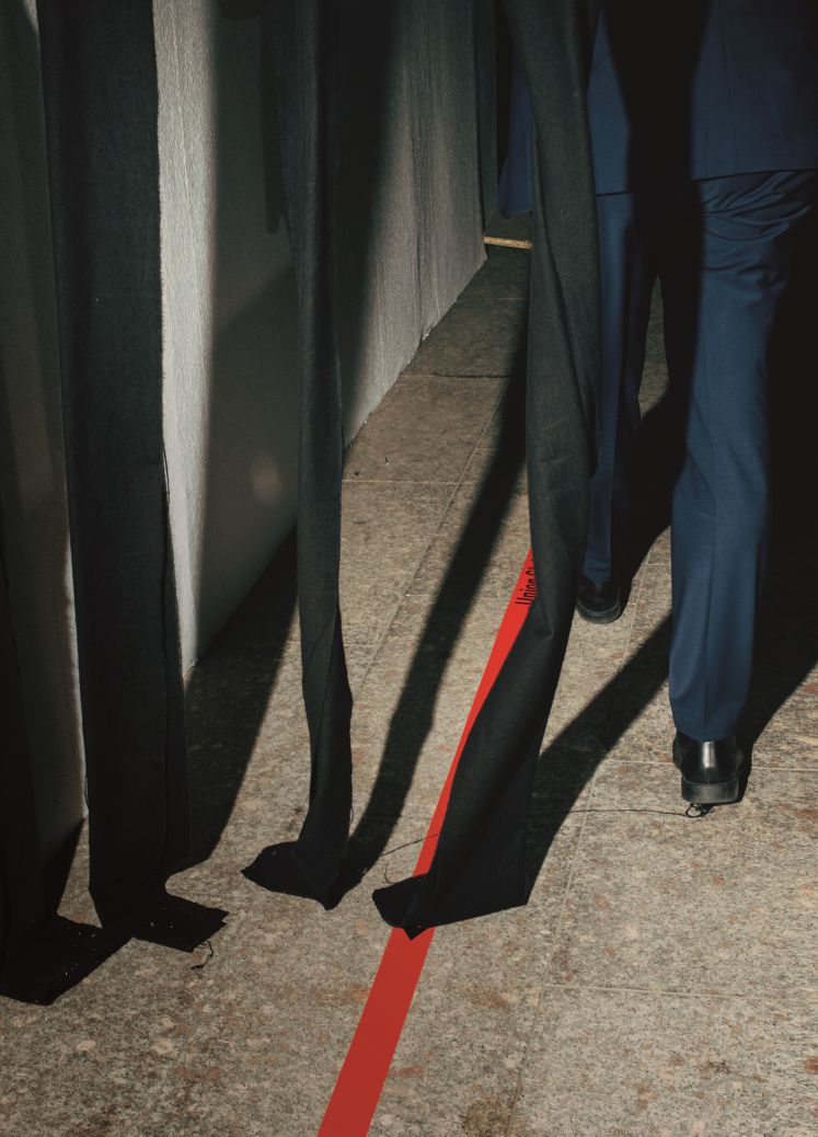 CDU-Parteitag in Essen 2016: Ein Mann, dessen Unterkörper nur zu sehen ist, läuft neben einer roten Linie, die auf dem Boden klebt