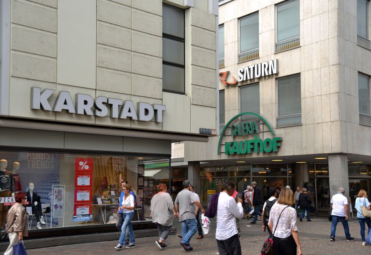 Die beiden Kaufhäuser Karstadt und Kaufhof nebeneinander