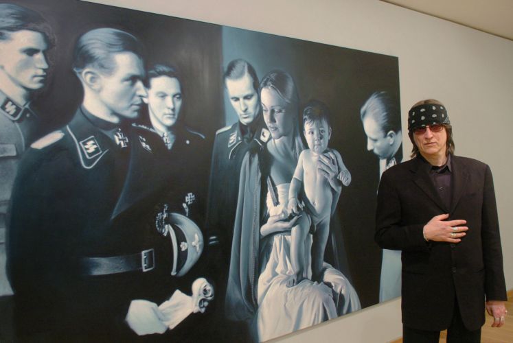Der Künstler Gottfried Helnwein bei einer Ausstellungen vor einem seiner Bilder