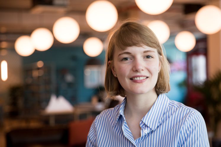 Ria Schröder (FDP), Bundesvorsitzende der Jungen Liberalen, steht in den Räumen eines Coworking-Büros