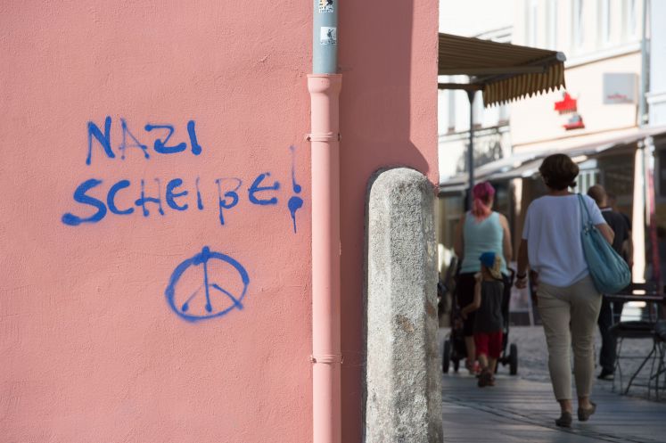 Ein Graffito mit der Aufschrift "Nazi Scheiße!" an einer Hauswand am Kornmarkt, aufgenommen am 15.09.2016 in Bautzen (Sachsen)