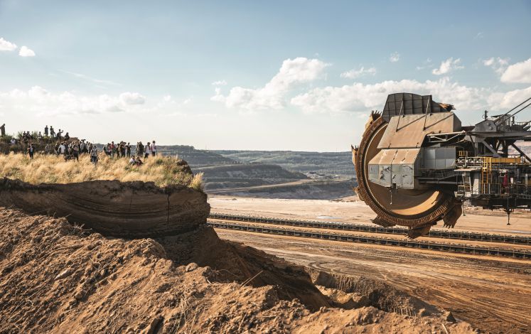 Waldbeschützer an der Hambacher Abbruchkante protestieren vor einer Abrissschaufel