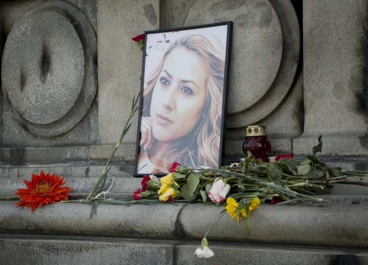 Foto der ermordeten Journalistin mit Blumen davor