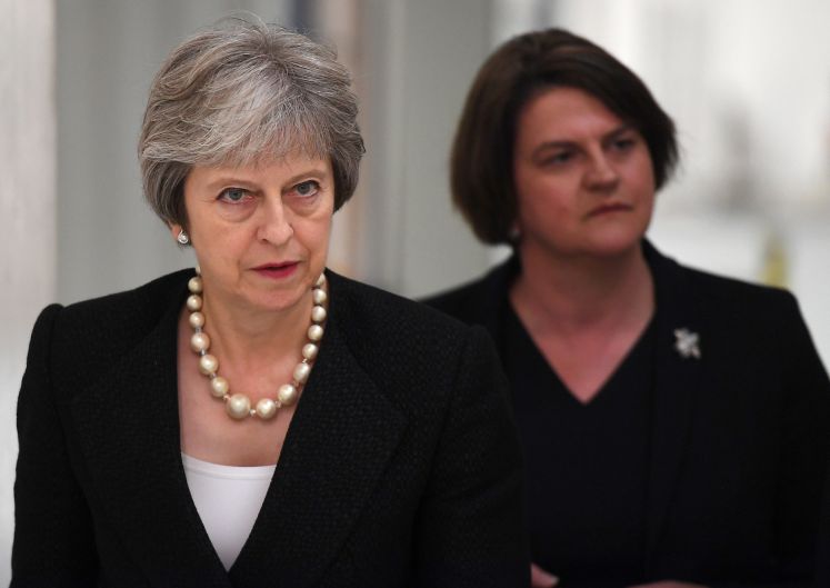 Theresa May (links) und Arlene Foster (rechts) 