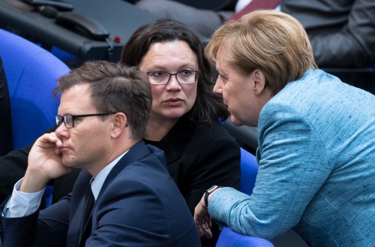 Carsten Schneider, Andrea Nahles und Angela Merkel im Bundestag