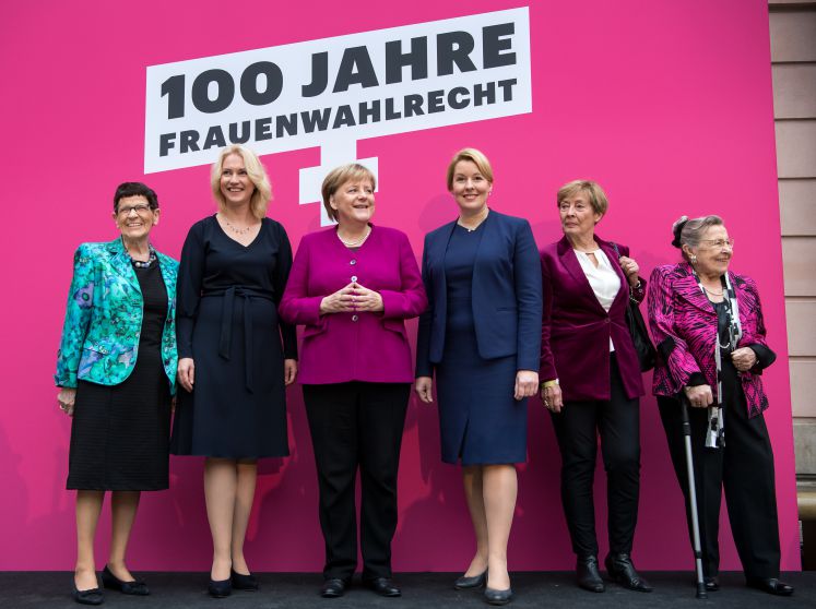 12.11.2018, Berlin: Bundeskanzlerin Angela Merkel (3.v.l, CDU) steht bei einem Fototermin vor dem Festakt zu 100 Jahre Frauenwahlrecht im Deutschen Historischen Museum mit Rita Süssmuth (CDU, l-r), der ehemaligen Bundestagspräsidentin, Manuela Schwesig (SPD), Ministerpräsidentin von Mecklenburg-Vorpommern, Sabine Begrmann-Pohl (CDU), ehemalige Bundesministerin, und Franziska Giffey (SPD), Bundesfamilienministerin, zusammen.