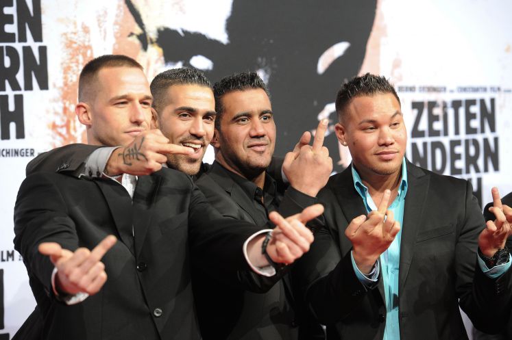 Der Rapper Bushido (2.v.l.) posiert mit Freunden, darunter Arafat Abou-Chaker (2.v.r.), am 03.02.2010 bei der Premiere des Films "Zeiten ändern Dich" in Berlin