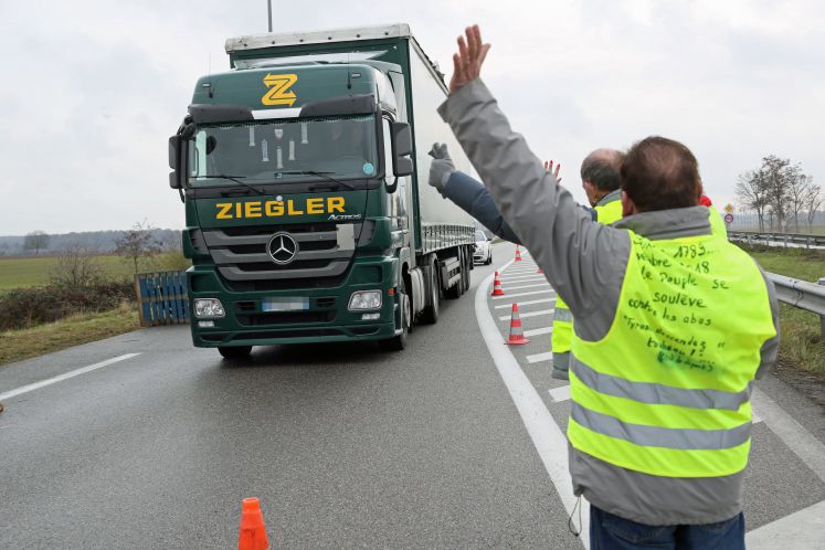 Gilets jaunes protestieren in Frankreich gegen Benzinpreiserhöhung