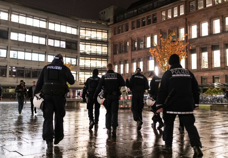 29.10.2018, Baden-Württemberg, Freiburg: Polizisten laufen in der Innenstadt nach der mutmaßlichen Gruppenvergewaltigung einer 18-Jährigen durch den Innenhof der Universität. Die Stadt erwartet Demonstrationen mit wahrscheinlich mehreren Hundert Teilnehmern. Die AfD rief zu einer Versammlung auf, mehrere Gruppen planten eine Gegendemonstration und eine Kundgebung, um vor einer Instrumentalisierung des Verbrechens zu warnen. 