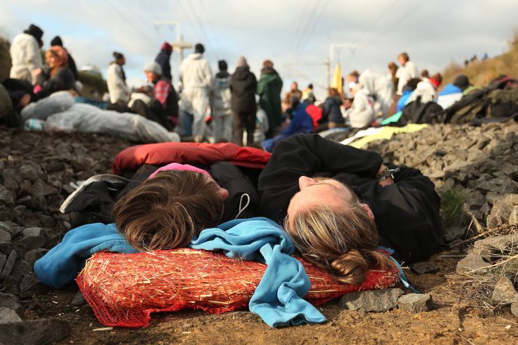 Demonstranten blockieren im Hambacher Forst einen Kohlezug