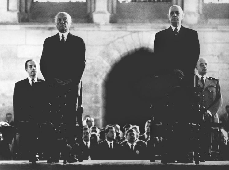 In einem Akt von historischer Bedeutung nehmen Frankreichs Staatspräsident Charles de Gaulle (r) und sein Gast, Bundeskanzler Konrad Adenauer, im Juli 1962 an einem Hochamt in der gotischen Kathedrale von Reims teil.