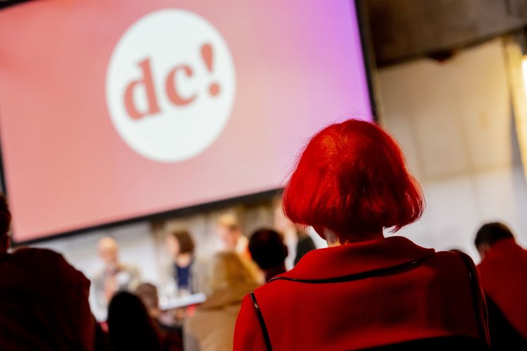 11.11.2018, Berlin: Eine Teilnehmerin mit roten Haaren und einem roten Mantel nimmt am SPD-Debattencamp teil. Die zweitägige Veranstaltung für die Basis und andere Interessierte mit 60 Veranstaltungen und zahlreichen Infoständen ist Teil des Versuchs, das bröckelnde Image der Partei nach schlechten Wahlergebnissen und Umfragetiefs zu retten