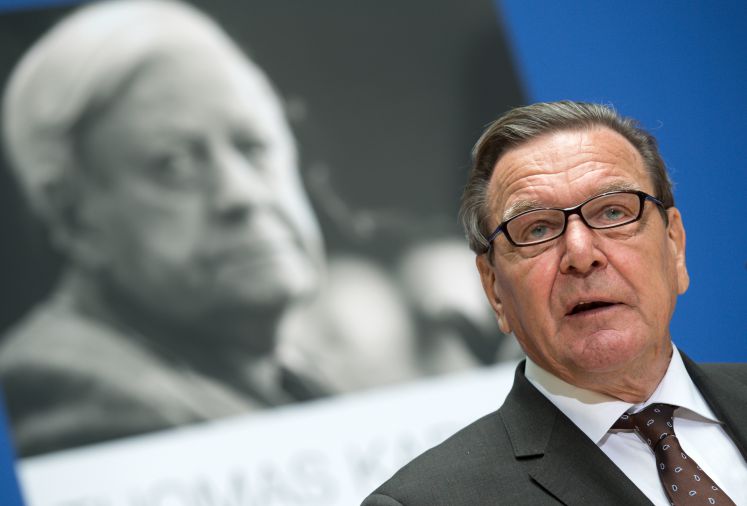 Der frühere Bundeskanzler Gerhard Schröder (SPD) stellt am 29.09.2016 im Willy-Brandt-Haus in Berlin die Biographie "Helmut Schmidt. Die späten Jahre" von Thomas Karlauf vor.