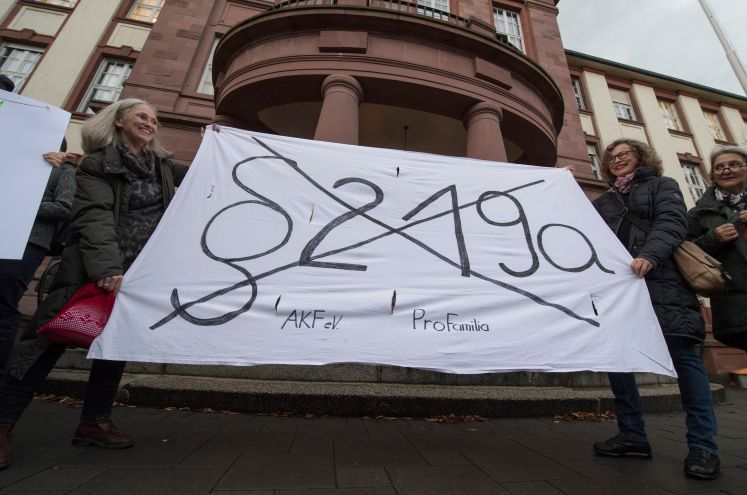 Mit einem Transparent fordern Demonstrantinnen am 24.11.2017 vor dem Amtsgericht in Gießen (Hessen) die Abschaffung des Paragrafen 219a. Im Gericht muss sich die Ärztin Kristina Hänel verantworten. Sie soll auf ihrer Homepage für Abtreibung geworben haben und sich damit strafbar haben. 