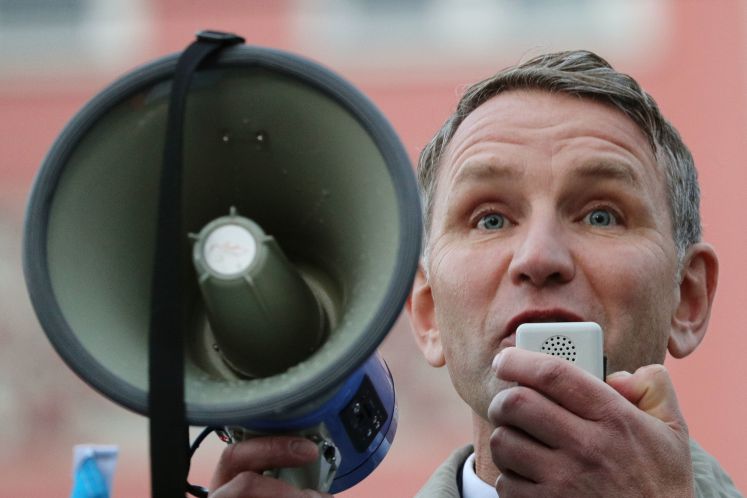 Björn Höcke hinter einem Lautsprecher