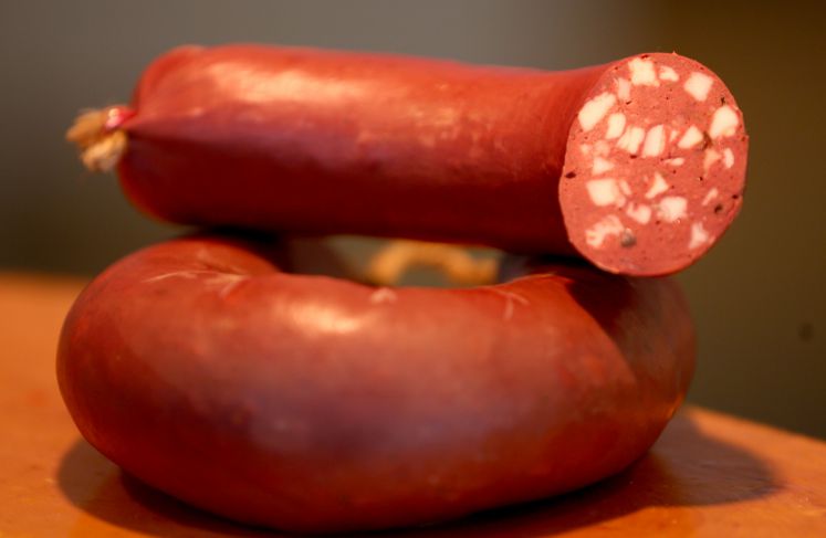 Eine Blutwurst, im Kölner Volksmund Flönz genannt, liegt am 29.07.2016 in Köln (Nordrhein-Westfalen) auf der Theke einer Metzgerei. Die Europäische Kommission hat der _Flönz_ genannten Kölner Blutwurst das Gütezeichen _geografisch geschützte Angabe_ (g.g.A.) verliehen. Foto: Oliver Berg/dpa (zu dpa "De Flönz es god' - Kölner Blutwurst ist jetzt ein geschütztes Gut" vom 29.07.2016)