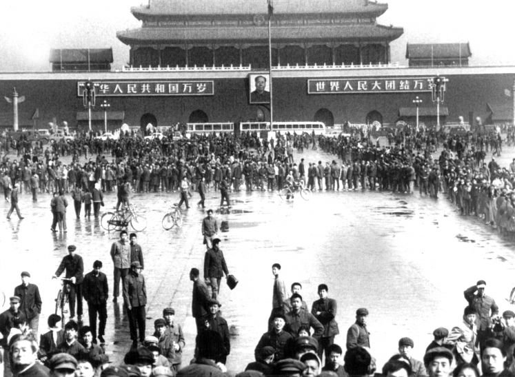 Schätzungsweise 100.000 Menschen fanden sich am 4. April 1976, dem Tag des Tsching Ming-Festes (Totenverehrung), auf dem Platz des Himmlischen Friedens (Tien An Men) in Peking ein, um gegen die geplante Absetzung des stellvertretenden chinesischen Ministerpräsidenten Deng Xiaoping zu demonstrieren