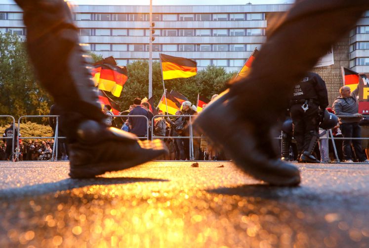 21.09.2018, Sachsen, Chemnitz: Polizisten sichern einer Demonstration der rechtspopulistischen Bewegung Pro Chemnitz. Die Demonstration des rechtspopulistischen Bündnisses «Pro Chemnitz» und eine Gegendemo haben am Freitagabend zunächst weniger Menschen angezogen als in der Vorwoche.