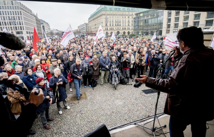 Teilnehmer haben sich zu einer Kundgebung der Aufstehen Bewegung auf dem Pariser Platz versammelt.
