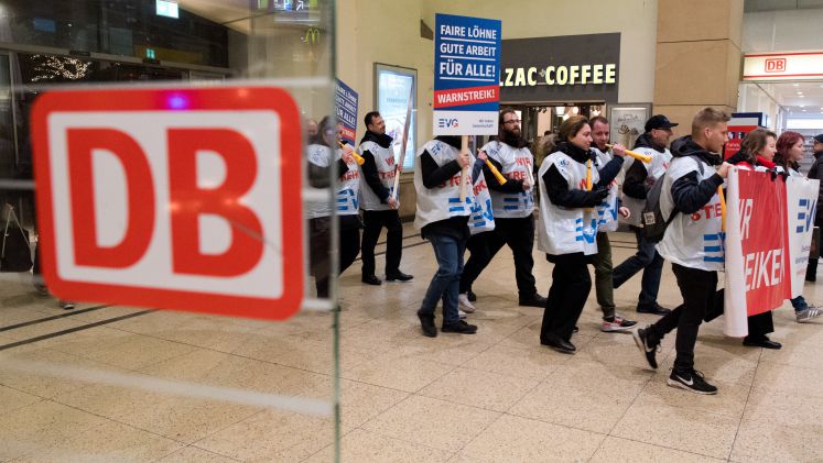 Bahnmitarbeiter streiken im Hauptbahnhof Hannover