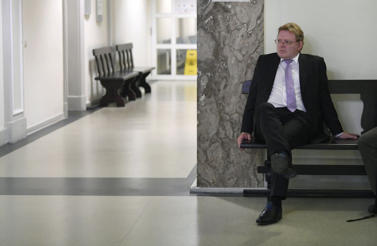 Nordrhein-Westfalen, Hagen: Altenas Bürgermeister Andreas Hollstein sitzt als Zeuge beim Prozess gegen den Angeklagten Werner S. vor dem Prozesssaal im Landgericht. Im November 2017 soll der Angeklagte den CDU-Politiker Andreas Hollstein in einem Döner-Imbiss attackiert und am Hals verletzt haben. Der Prozess muss nun unter anderem klären, ob der Täter aus einem fremdenfeindlichen Motiv handelte. 