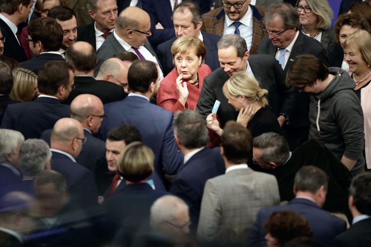 29.11.2018, Berlin: Bundeskanzlerin Angela Merkel (CDU) steht bei der namentlichen Abstimmung über den UN-Migrationspakt.