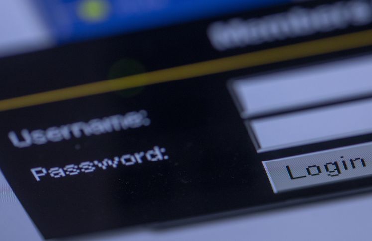 04.01.2019, Mecklenburg-Vorpommern, Schwerin: Illustration- Das Abfragefenster für Username und Password auf einer Internetseite sind auf dem Monitor eines Laptops zu sehen