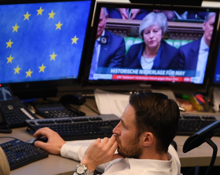 Nach der Schlappe für den Brexit-Deal von Theresa May verfolgt ein Händler an der Frankfurter Börse den deutschen Aktienmarkt 