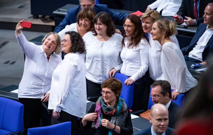 17.01.2019, Berlin: Andrea Nahles (2.v.l), Vorsitzende der SPD, und Katja Mast (l, SPD) machen vor der Feierstunde des Deutschen Bundestages zum 100. Jahrestag der Einführung des Frauenwahlrechtes bei der Wahl zur Verfassunggebenden Deutschen Nationalversammlung am 19. Januar 1919 zusammen mit Ulla Schmidt (hinten, l-r) , Marianne Schieder, Yasmin Fahimi, Eva Högel und Sonja Amalie Steffen (alle SPD), alle in weiße Blusen gekleidet, ein Selfie-Foto.