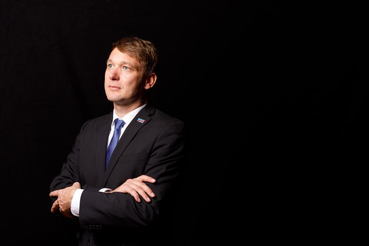 Andre Poggenburg, Landesvorsitzender der AfD Sachsen-Anhalt, steht am 03.12.2017 am Rande vom Bundesparteitag der Alternative für Deutschland in einem mobilen Fotostudio im HCC Hannover Congress Centrum in Hannover (Niedersachsen).