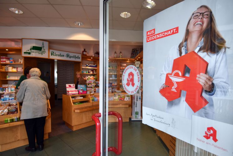 Blick am 21.04.2017 in eine Apotheke in Neuzelle (Brandenburg). In Deutschland geht die Zahl der Apotheken zurück - das macht sich bemerkbar. 