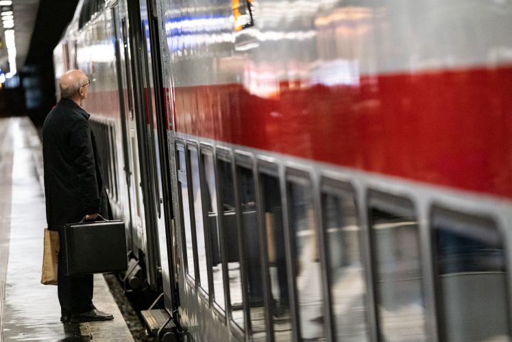 13.01.2019, Niedersachsen, Hannover: Ein Reisender wartet auf dem Hauptbahnhof in Hannover. Wegen eines Stellwerksausfalls ist der Bahnverkehr in und um den Hauptbahnhof Hannover am Sonntagnachmittag stundenlang zum Erliegen gekommen. Derzeit sei leider kein Zugverkehr möglich, teilte die Deutsche Bahn über Twitter mit. 