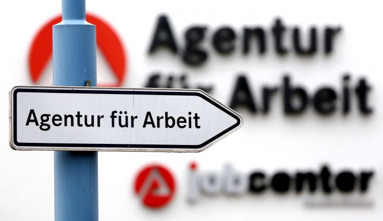 Ein Schild weist am 29.08.2016 den Weg zur Agentur für Arbeit und das Jobcenter in Sangerhausen (Sachsen-Anhalt). Die Regionaldirektion Sachsen-Anhalt - Thüringen der Bundesagentur für Arbeit gibt die Arbeitsmarktdaten für August bekannt.