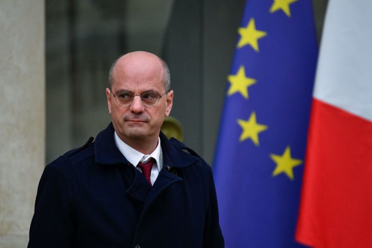 Jean-Michel Blanquer vor einer EU-Flagge