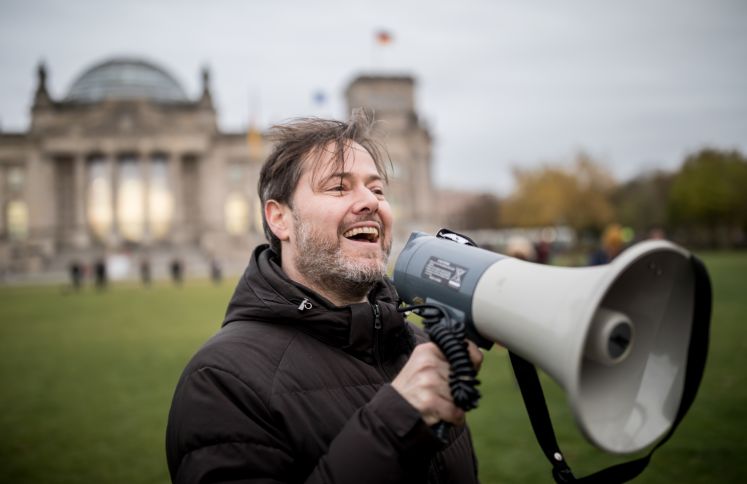 Der Schweizer Theatermacher Milo Rau gibt am 07.11.2017 in Berlin Anweisungen zum "Sturm auf den Reichstag" als Aktion zum Ende des sogenannten Weltparlaments. Drei Tage lang hatten internationale Wissenschaftler, Aktivisten, Kulturschaffende aus aller Welt in der Berliner Schaubühne über die Zukunft der Welt debattiert.