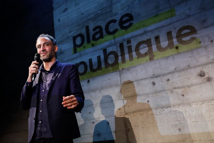  Raphaël Glucksmann bei einer Veranstaltung mit dem Mikrofon auf der Bühne
