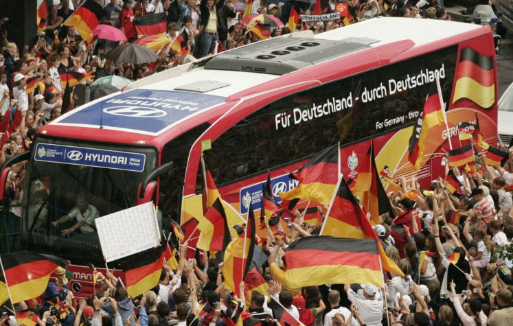 ausende Fußballfans empfangen am Freitag (07.07.2006) in Stuttgart vor dem Mannschaftshotel den Bus der deutschen Fußball-Nationalmannschaft. 
