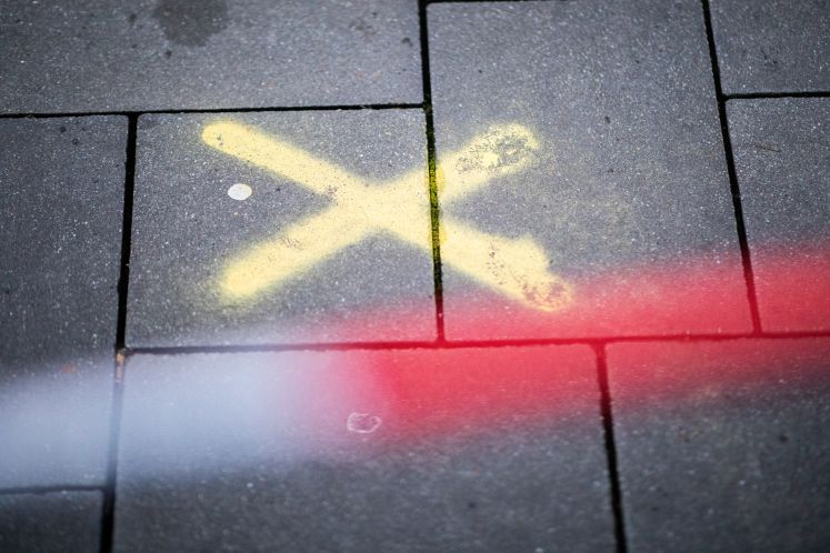 Nordrhein-Westfalen, Bottrop: Ein Absperrband der Polizei hängt am Berliner Platz