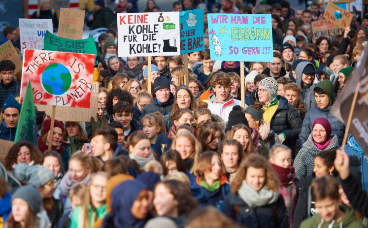 Schüler zeigen Bonn bei einer Demonstration Plakate. Schüler demonstrieren am Freitag in der Bonner Innenstadt auf dem Münsterplatz unter dem Motto «Fridays for Future» für den Umwelt- und Klimaschutz.