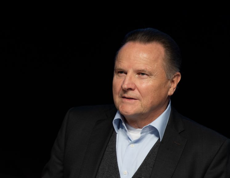 Georg Pazderski, Landesvorsitzender der AfD Berlin und stellvertretender Bundesvorsitzender, sitzt vor Beginn der Europawahlversammlung der Alternative für Deutschland in der Sachsen-Arena auf der Bühne.