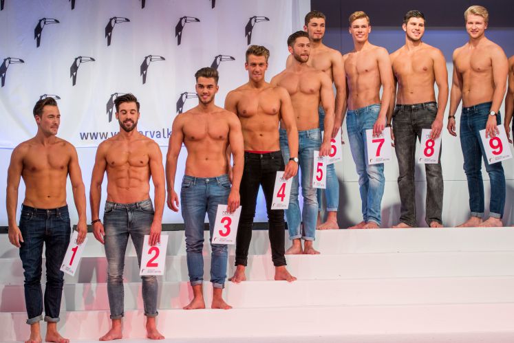 Mit freiem Oberkörper stellen sich die Teilnehmer der Wahl zum "Mister Germany 2017" am 10.12.2016 in Linstow (Mecklenburg-Vorpommern) der Jury vor.